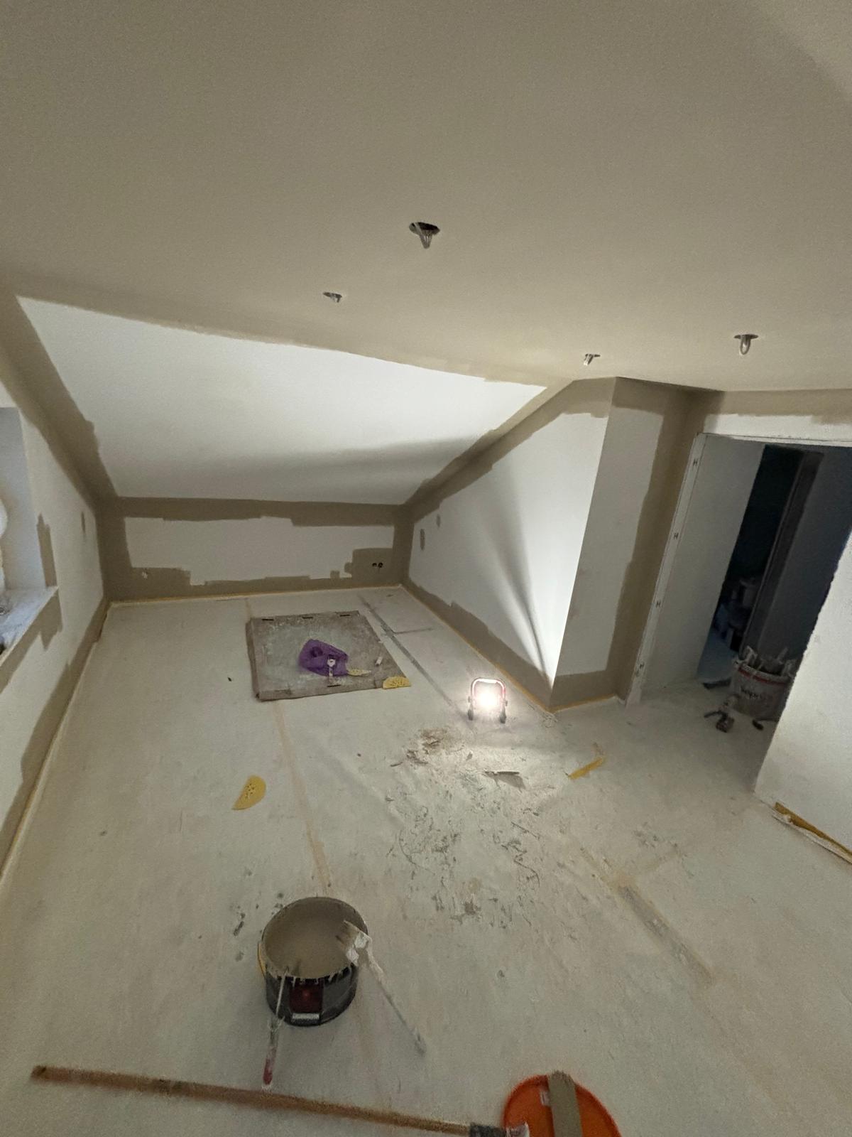 Ausgebautes Dachgeschoss mit Schräge und Holzboden