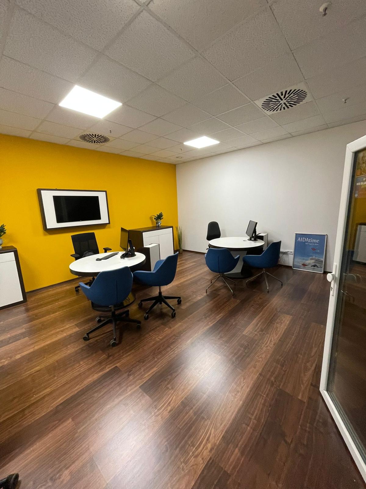 Fertiges Büro mit Schreibtischen und neuem Boden