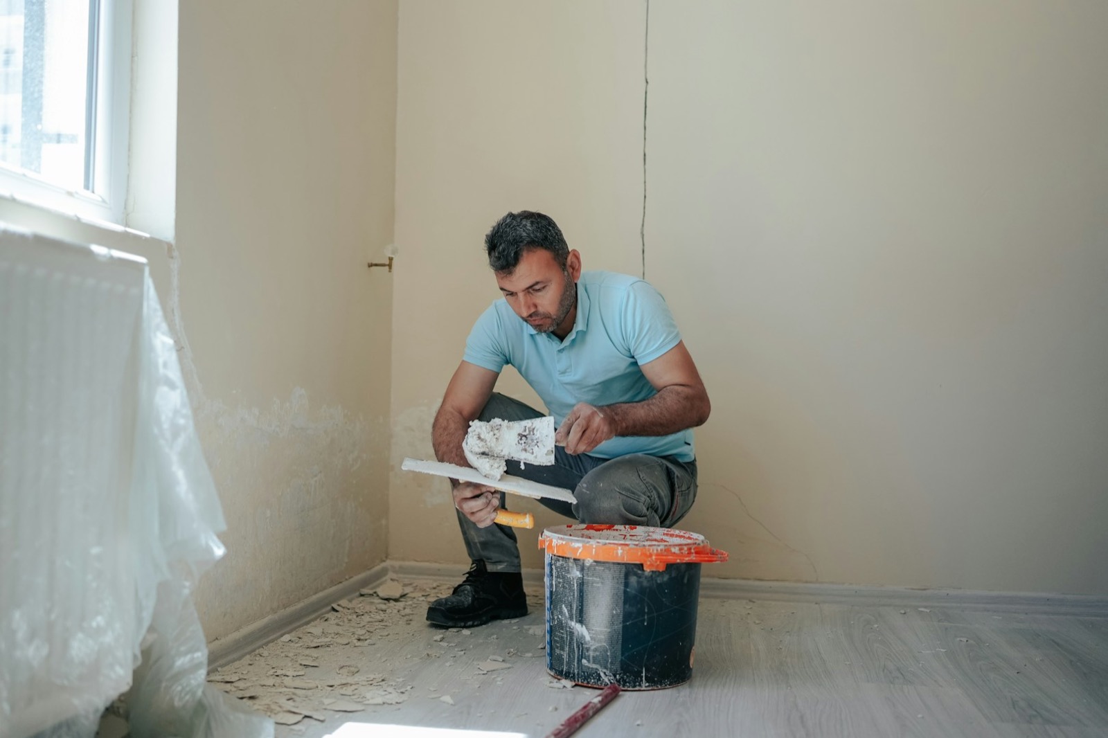 Monteur von DellingerBau bei Trockenbauarbeiten auf einer Baustelle