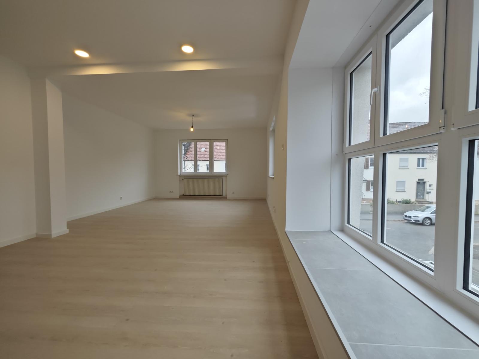Fertig verlegter heller Holzboden nach Abschluss der Arbeiten